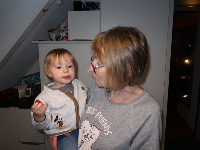 Nils und Mama im Haus meiner Eltern