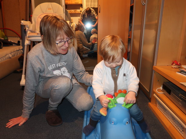 Mama und Nils im Haus meiner Eltern