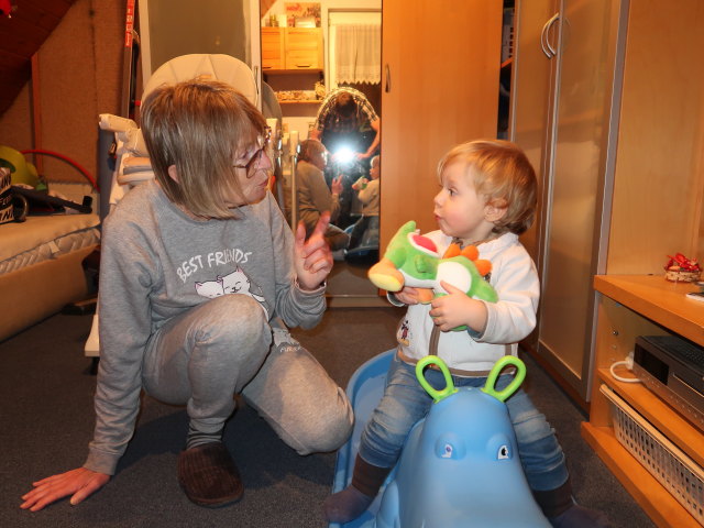 Mama und Nils im Haus meiner Eltern