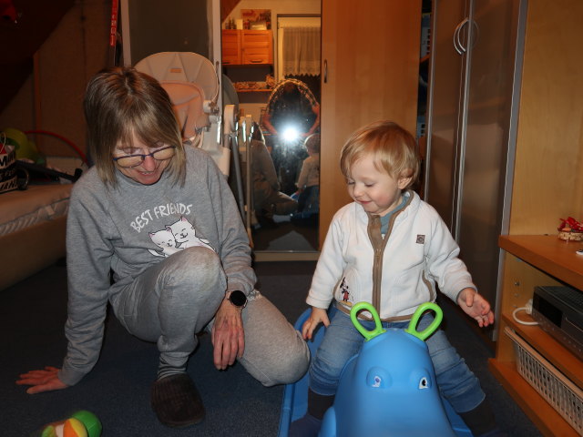 Mama und Nils im Haus meiner Eltern
