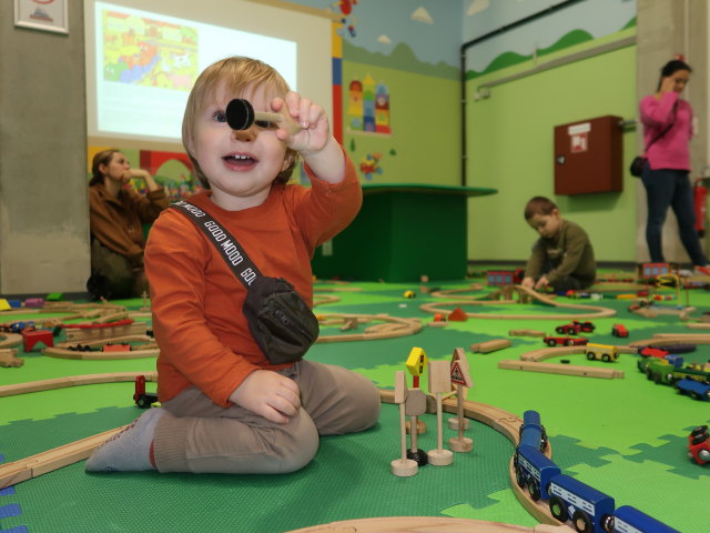 Nils in der Spielecke Woody