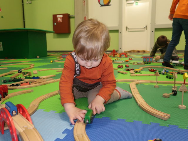 Nils in der Spielecke Woody