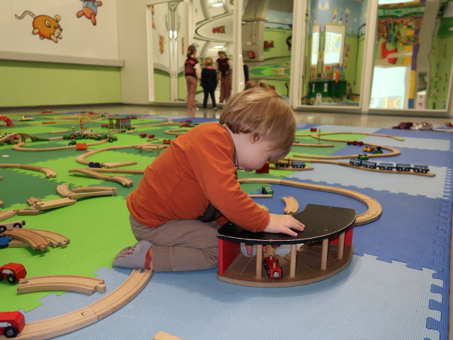 Nils in der Spielecke Woody