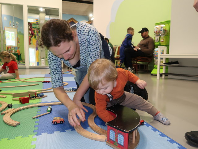 Sabine und Nils in der Spielecke Woody