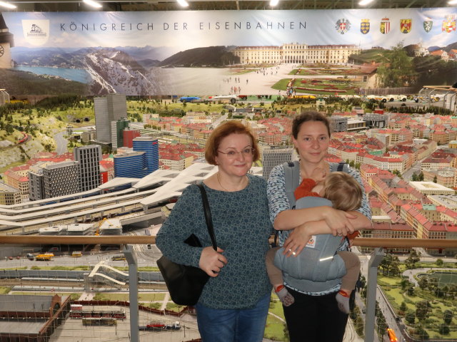 Brigitte, Sabine und Nils beim Eisenbahnmodell