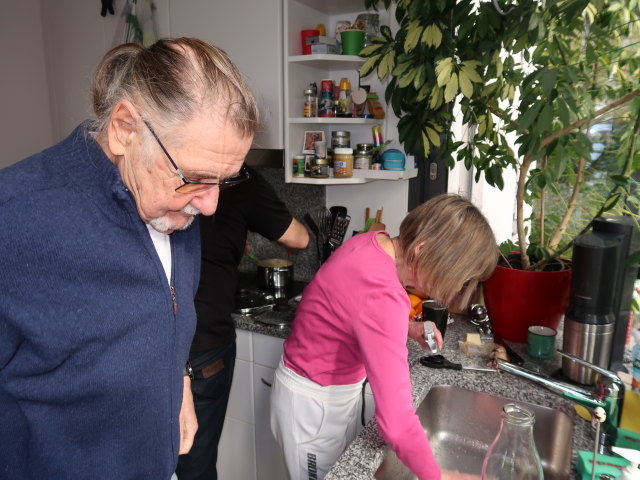 Papa, Markus und Mama in Markus Wohnung (10. Feb.)