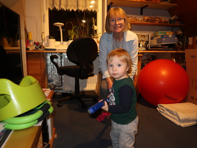 Mama und Nils im Haus meiner Eltern