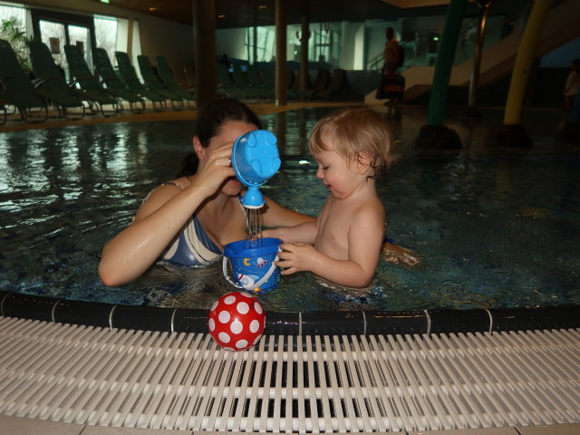 Sabine und Nils im Kleinkinderbecken