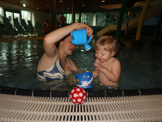Sabine und Nils im Kleinkinderbecken