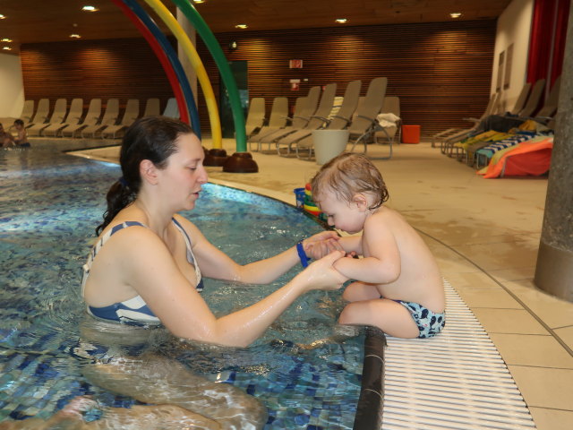Sabine und Nils im Kleinkinderbecken