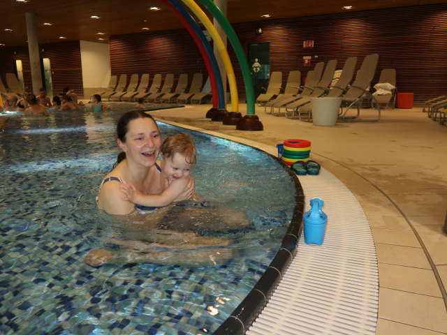 Sabine und Nils im Kleinkinderbecken