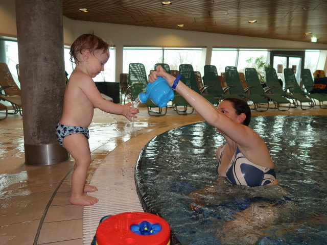Nils und Sabine im Kleinkinderbecken