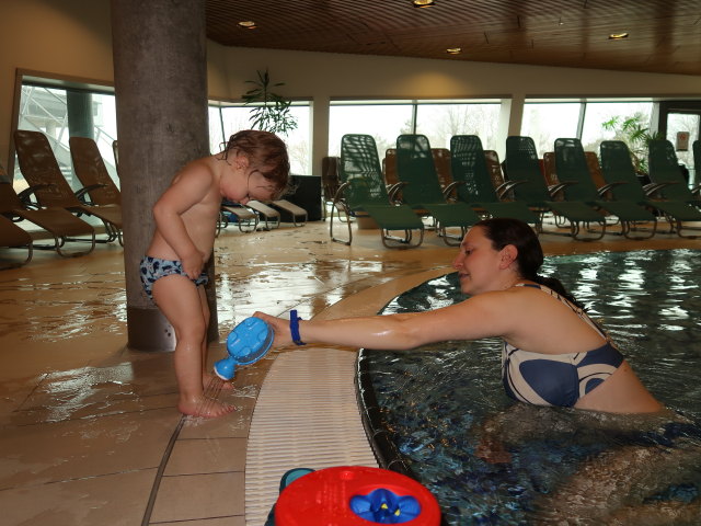 Nils und Sabine im Kleinkinderbecken