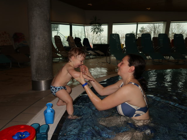 Nils und Sabine im Kleinkinderbecken