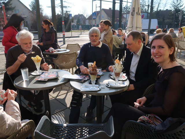 Ulrike, Reinhard, Josef, Werner und Sonja im Eissalon Dolce Vita