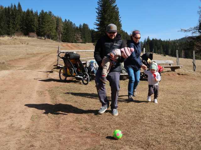 Manuel, Ella, Sabine und Nils auf der Mamauwiese, 957 m