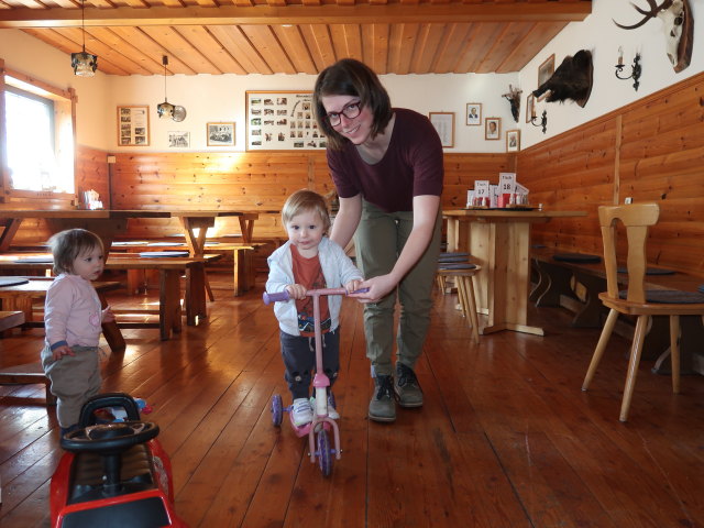 Ella, Nils und Hannelore im Öhler-Schutzhaus, 1.028 m
