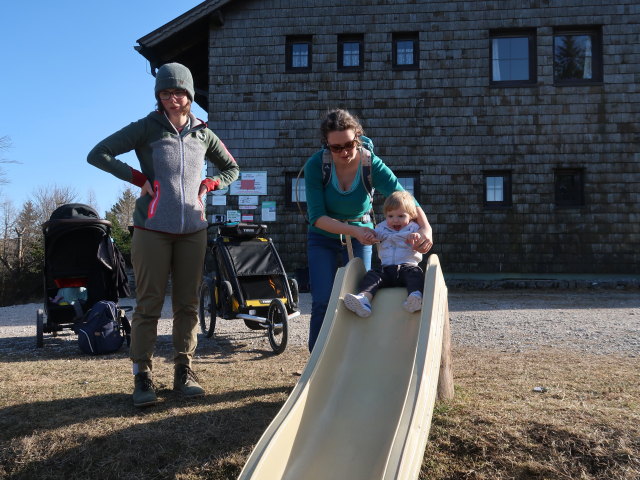Hannelore, Sabine und Nils beim Öhler-Schutzhaus, 1.028 m