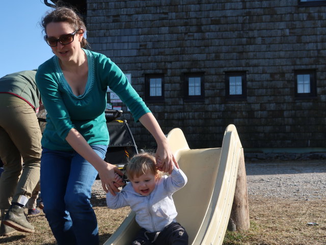 Hannelore, Sabine und Nils beim Öhler-Schutzhaus, 1.028 m