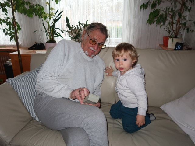 Papa und Nils im Haus meiner Eltern