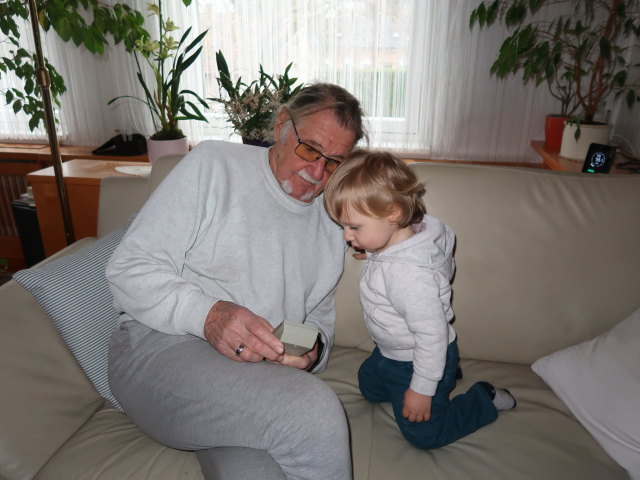 Papa und Nils im Haus meiner Eltern