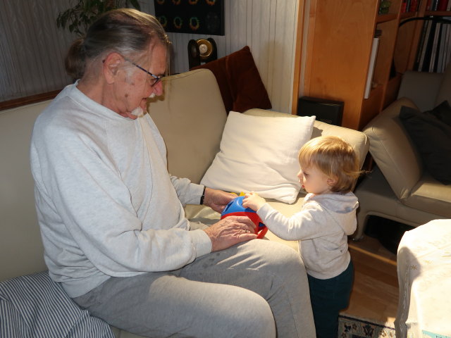 Papa und Nils im Haus meiner Eltern