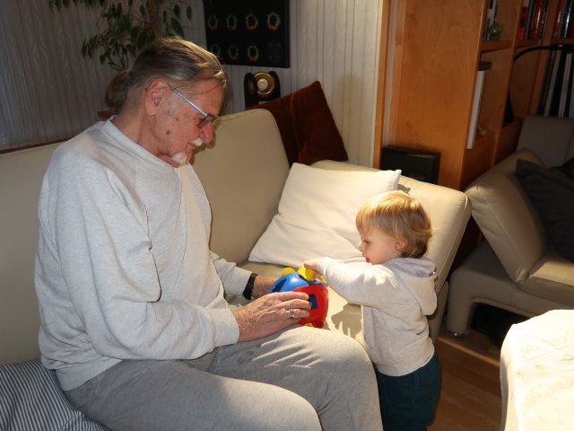 Papa und Nils im Haus meiner Eltern