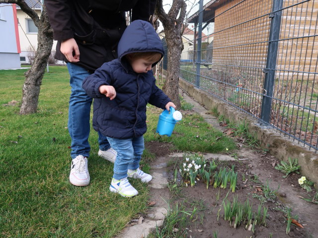 Sabine und Nils im Garten meiner Eltern
