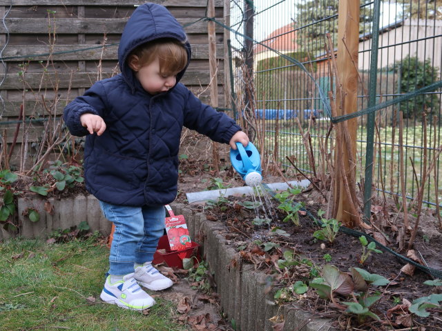 Nils im Garten meiner Eltern