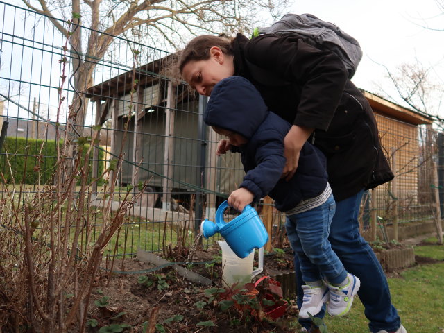 Sabine und Nils im Garten meiner Eltern