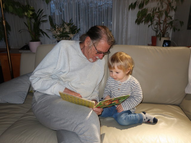 Papa und Nils im Haus meiner Eltern