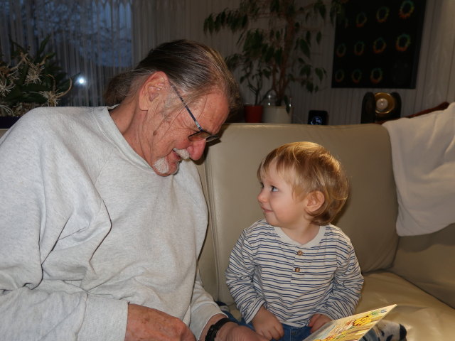 Papa und Nils im Haus meiner Eltern