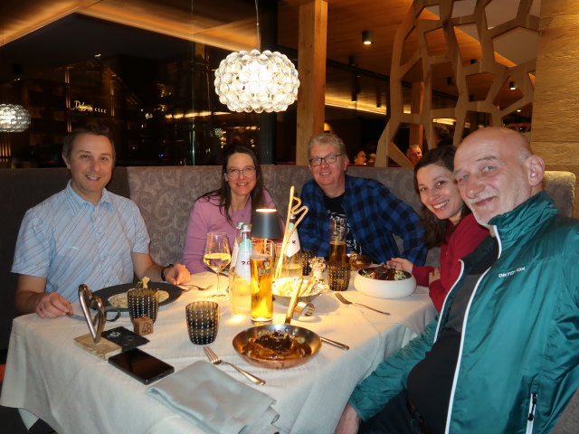 Ich, Iris, Peter, ? und ? im Hotel Freina in Wolkenstein (15. März)