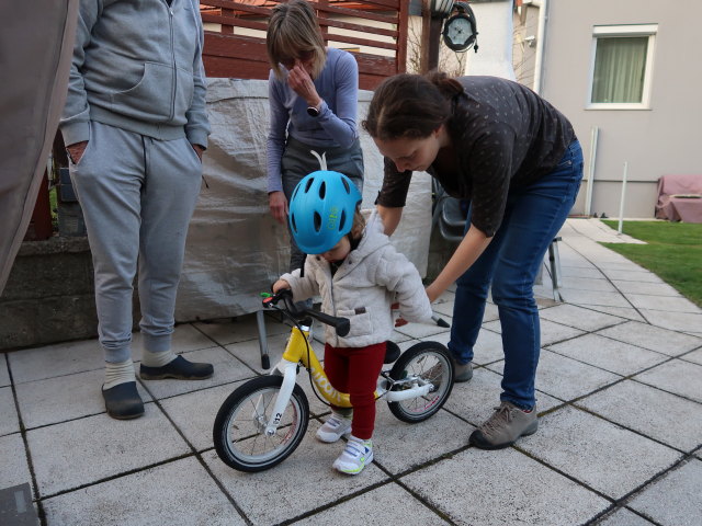 Papa, Mama, Nils und Sabine im Garten meiner Eltern (25. März)