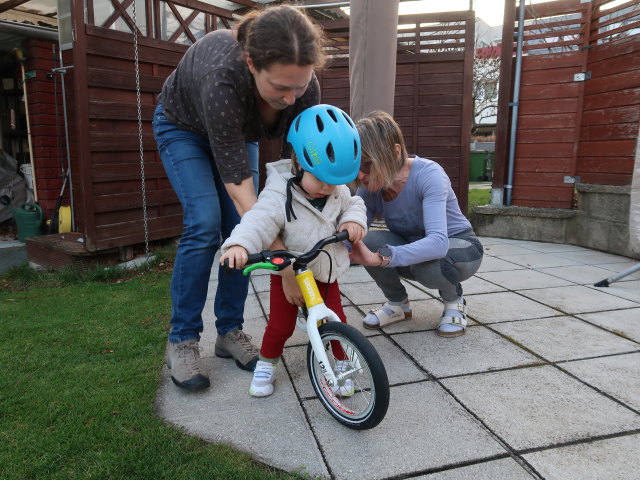 Sabine, Nils und Mama im Garten meiner Eltern (25. März)