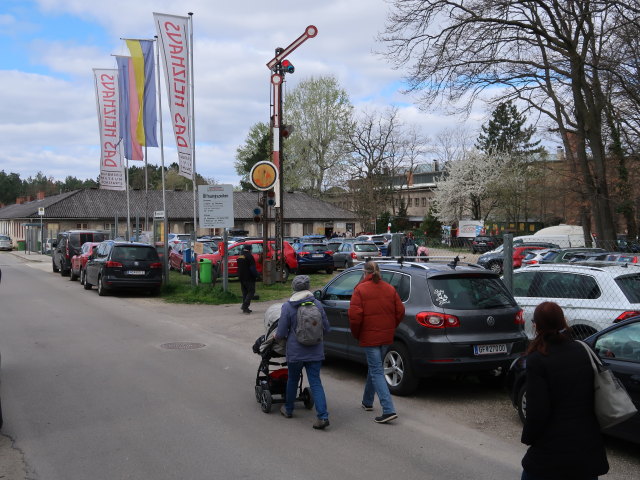 Nils, Sabine und Papa beim Eisenbahnmuseum Strasshof