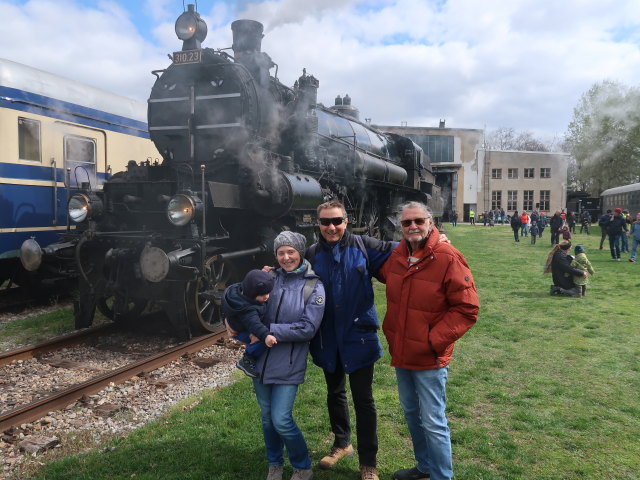 Nils, Sabine, ich und Papa bei der kkStB 310.23