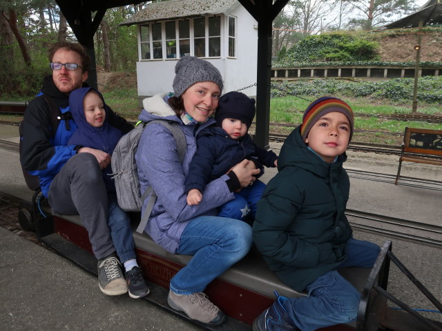 Sabine und Nils in der Gartenbahn