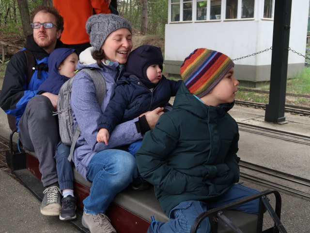 Sabine und Nils in der Gartenbahn