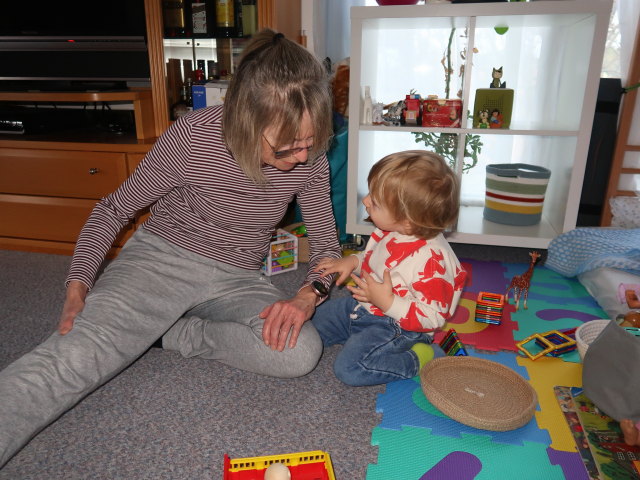 Mama und Nils in unserer Wohnung