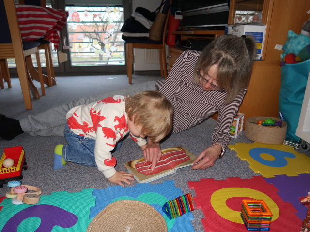 Nils und Mama in unserer Wohnung