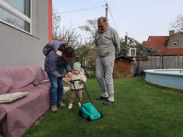 Sabine, Nils und Papa im Garten meiner Eltern