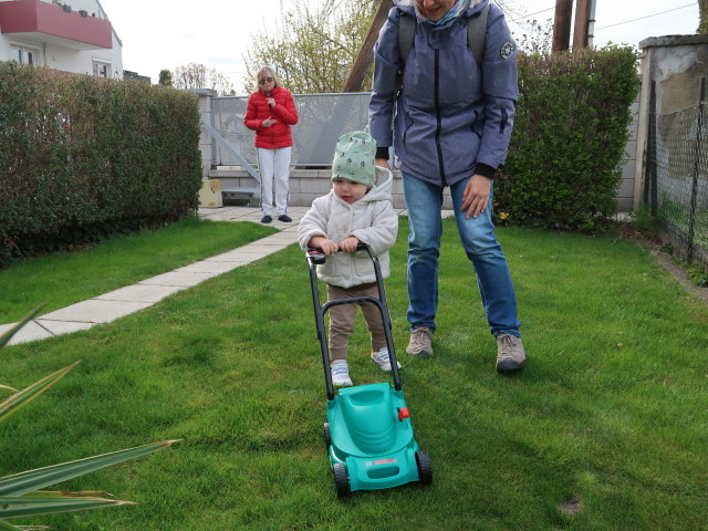 Mama, Nils und Sabine im Garten meiner Eltern