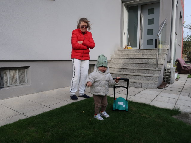 Mama und Nils im Garten meiner Eltern