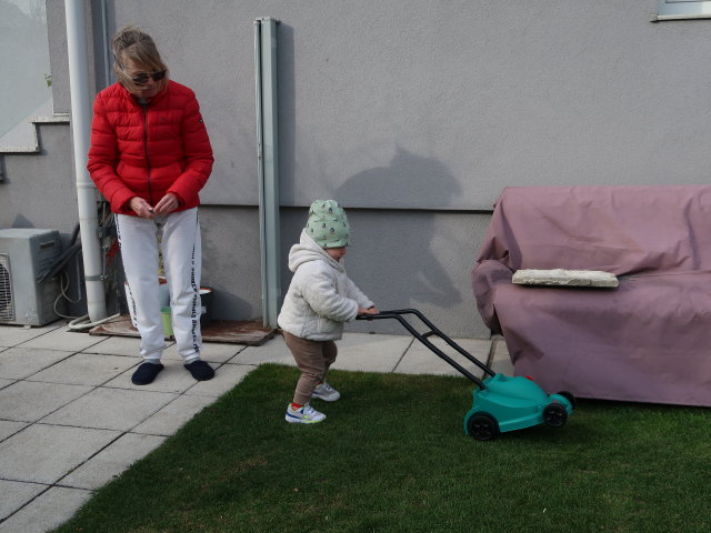 Mama und Nils im Garten meiner Eltern