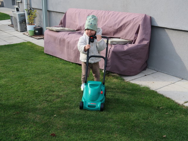 Nils im Garten meiner Eltern