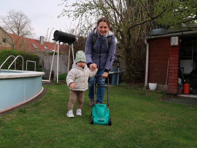 Nils und Sabine im Garten meiner Eltern