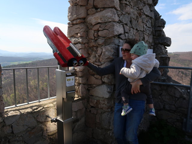 Sabine und Nils in der Köhlerhausruine, 571 m