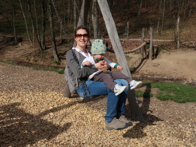 Sabine und Nils am Abenteuerspielplatz