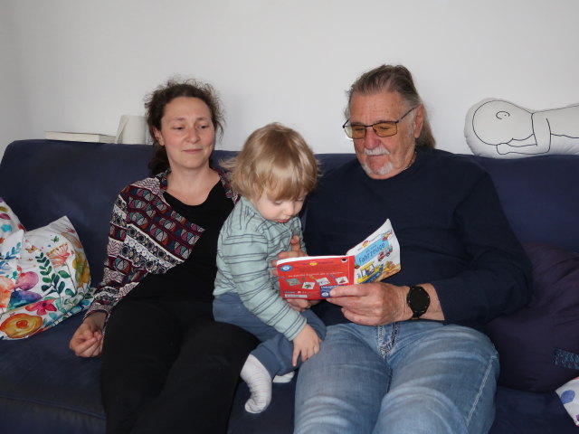 Sabine, Nils und Papa in unserer Wohnung